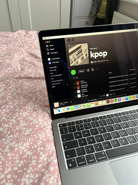 Music Spotify Aesthetic, Live Aesthetic, Sarah Core, Apple Ecosystem, Spotify Aesthetic, Kpop Songs, Bts History, Drawing Wallpaper, Music Spotify