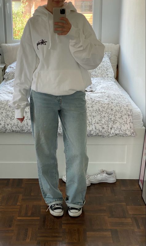 White Stussy Hoodie Outfit, Outfits With White Hoodie, Hoodie White Outfit, White Crew Neck Outfit, Stussy Hoodie Aesthetic, Basic Hoodie Outfit, White Hoodie Outfits, White Crewneck Outfit, White Sweatshirt Outfit