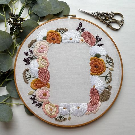 Framing Needlework Ideas, Embroidery Hoop Picture Frame, Picture Frame Embroidery, Embroidered Photo Frames, Embroidery Photo Frame, Embroidery Diary, Frames Embroidery, Relaxing Hobbies, Floral Photo Frame