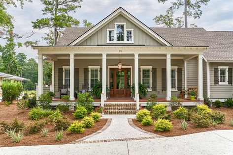 8 Great Gray Paint Colors for Home Exteriors Classic Southern House Plans, Southern Home Exterior, Intellectual Gray, Estilo Cottage, Low Country Homes, Southern House, Siding Colors, Cottage Exterior, Porch Steps