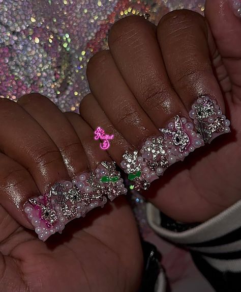 Junky Charm Nails, Short Dramatic Nails, Duck Tip Acrylic Nails, Nails Charms, Dramatic Nails, 2000s Nails Acrylic, Junk Nail Designs, Short Junk Nails, Acrylic Nails Chrome