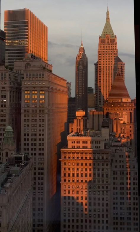 Golden Aesthetics, Golden Hour Aesthetic, New York Sunset, Building Aesthetic, Golden Hour Photos, Golden Hour Photography, Nyc Aesthetic, Yellow Aesthetic, City Photography