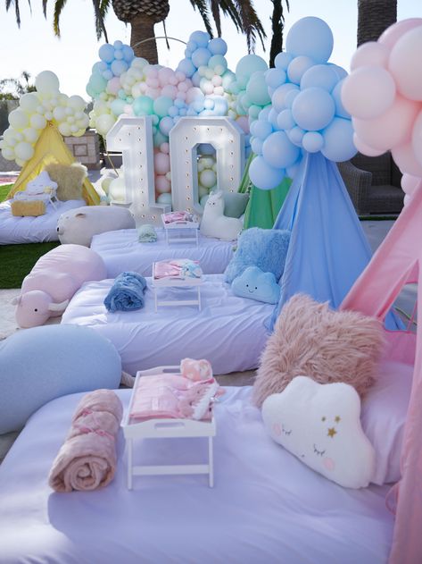 16 ways to throw the best kids' slumber party. Discover all the trending ideas on PartySlate. Extravagant Birthday Party, Sleepover Room, Birthday Sleepover Ideas, Decor Ideas For Apartments, Slumber Party Birthday, Ideas For Apartments, Glamping Party, Teepee Party, Sleepover Birthday Parties