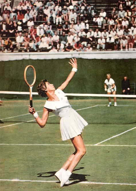 Iconic Tennis Photos, Vintage Wimbledon Aesthetic, Vintage Tennis Photos, Retro Tennis Aesthetic, Vintage Tennis Aesthetic, 90s Sport Aesthetic, Wimbledon Aesthetic, Tennis Photoshoot Ideas, Tennis Pose