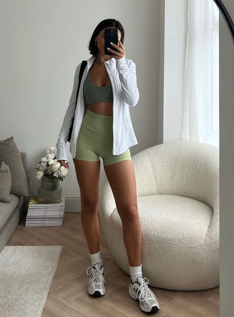 Outdoor Workout Outfit, Gym Wear Women, Running Gear For Women, Gym Attire Women, Workout Outfits Aesthetic, Walk Fit, Workout Sets Outfit, Gym Style Outfits, Exercise Outfits