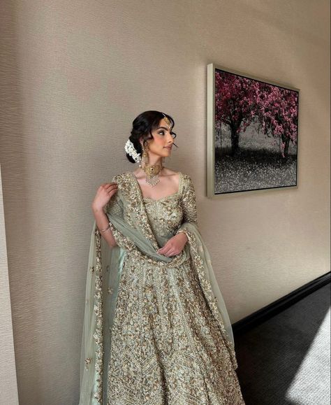 White Mehndi Outfit, Nikkah Desi Outfit, Green Desi Outfit, Desi Shaadi Outfits, Lehenga Modest, Sage Green Pakistani Bridal, Reception Look For Bride Sister, Prom Lehenga, Simple Pakistani Bride