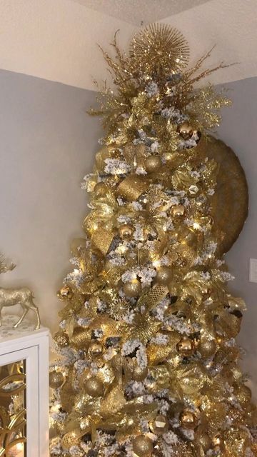 Vilmarie on Instagram: "TBT to my Christmas 2021 decor! I love the way this turned out with the gold! Iam adding one color this year. Can you guess what color Iam adding? 🎄Follow @vilmarieathome for more 👈🏼! #christmas#christmastreedecorating#christmastreedecor#christmas2022#christmas2021#arbolesdenavidad#arboldenavidad#tbt#lovechristmas#lovechristmastime#christmasinspiration" Yellow Christmas Tree, Christmas Yellow, Champagne Christmas, Yellow Christmas, Tree Inspiration, Golden Christmas, Christmas Tree Inspiration, Gold Theme, Colorful Christmas