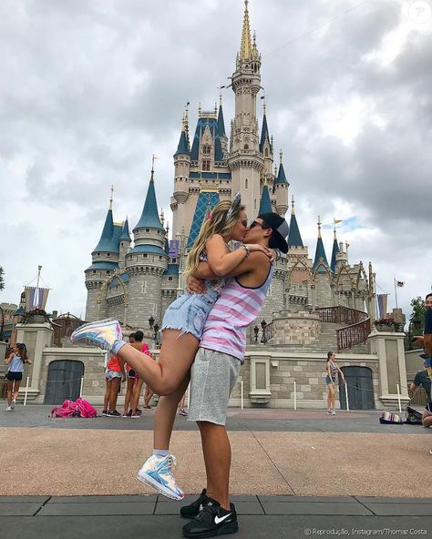 Larissa Manoela beija Thomaz Costa na Disney, em Orlando - Purepeople Couples Disneyland, Disneyland Couples Pictures, Disney Çiftleri, Photos Couple Mignon, Disney Proposal, Couples Disney, Disney Poses, Disney Mignon, Disney Picture Ideas