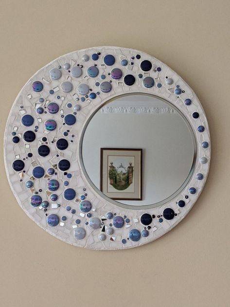 Glass Mosaic Mirror, Mosaic Mirror Frame, Mosaic Art Diy, Stained Glass Mirror, Mirror Crafts, Mosaic Art Projects, Mirror Artwork, Circular Mirror, Mosaic Mirror