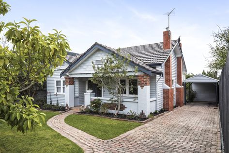 Before & after: An amazing California Bungalow transformation in Melbourne - The Interiors Addict California Bungalow Australian, Californian Bungalow Interior, California Bungalow Interior, Bungalow Fireplace, Hamptons Farmhouse, Bungalow Bathroom, Californian Bungalow, Bungalow Extensions, Bungalow Interior