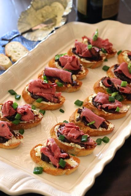 Easy Roast Beef and Boursin Crostini Beef Appetizer Recipes, Roast Beef Appetizers, Beef Appetizers, Roast Beef Dinner, Crostini Appetizers, Holiday Appetizers Recipes, Small Appetizers, Meat Appetizers, Appetizers Easy Finger Food