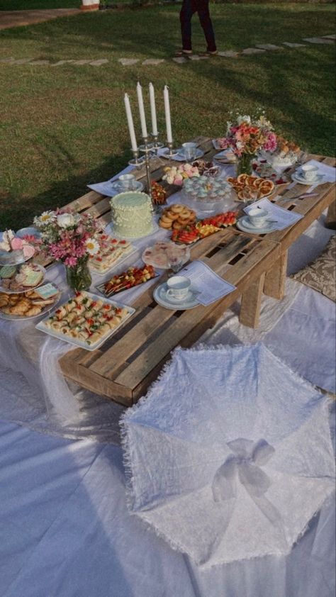 Spring Picnic Party, Tea Party Picnic Ideas, Picnic Party Food Ideas, Outdoor Brunch Table Setting, Picnic Food Ideas Aesthetic, Picnic Tea Party, Cottage Core Picnic, Bday Picnic, Backyard Birthday Parties