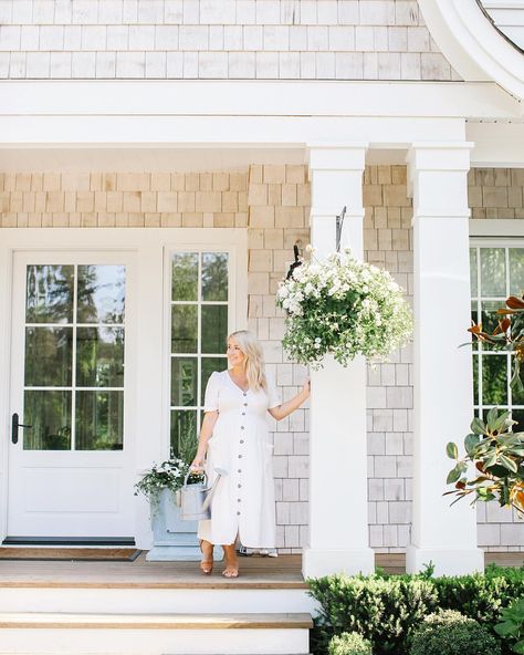 Happy Friday!!! It’s finally here! Our planting guide for your porch planters three ways with @westcoastgardens! We’re sharing tips and… Planters For White House, Hampton Front Porch, House Exterior Garden, Monica Hibbs, Pergola Over Garage, Hamptons Porch, Sweet Shady Lane, White Home Exterior, Porch Planter Ideas