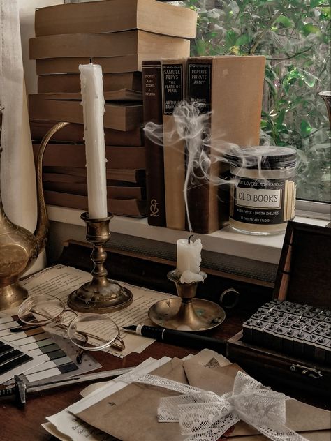 Dark Hogwarts Aesthetic, Dark Hogwarts, Dark Academia Room Ideas, Dark Academia Room, Academic Aesthetic, Light Academia Aesthetic, Dark Academia Decor, Aesthetic Dark Academia, Hogwarts Aesthetic