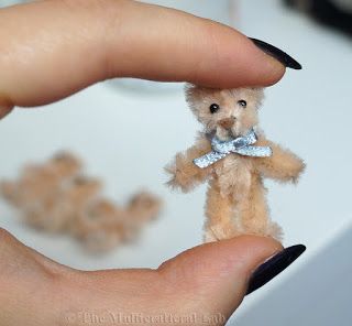 Tiny Teddy Bear, Pipe Cleaner Animals, Teddy Bear Crafts, Mini Teddy Bears, Tiny Teddies, Pipe Cleaner Crafts, Bear Crafts, Miniatures Tutorials, Miniature Crafts