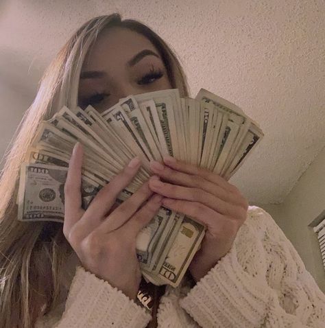 Women With Money Aesthetic, Money Aesthetic Baddie, Money Poses For Women, Girl With Money Pfp, Girl With Money Aesthetic, Money Spread Girl, Poses With Money, Holding Money Pose, Money Woman Aesthetic