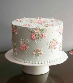 Matching Cake And Cupcakes, Floral Tea Party Cake, Cute 22nd Birthday Cakes, Bridgerton Theme Cake, Vintage Fairy Cake, Simple Fairy Cake, Pretty Cake Decorating, Grandmacore Decor, Simple Flower Cake