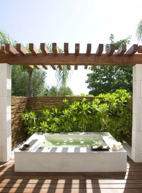 Patio Chico, Garden Bathtub, Outdoor Jacuzzi, Hot Tub Landscaping, Outdoor Hot Tub, Outdoor Bathtub, Diy Hot Tub, Hot Tub Backyard, Pergola Attached To House