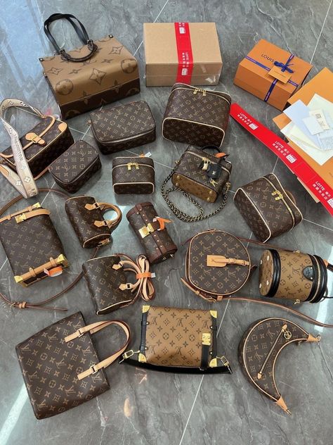 Louis Vuitton Luggage Set, Crossbody Bag Outfit, Cheap Louis Vuitton Handbags, Multi Colored Bag, My Style Bags, Luxury Bags Collection, Bag Clothes, Handbag Storage, Real Leather Handbags