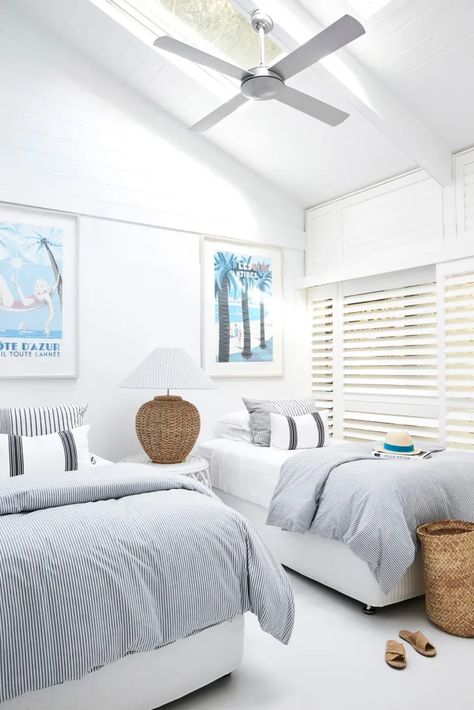 Small Living Room Beach House, Ikea Beach House, Beach House Style Bedroom, Beach Bungalow Bedroom, Small Beach House Bedroom, Small Beach Apartment Decor, Beach Apartment Interior Design, White Beach House Interiors, Beach House Rental Decor