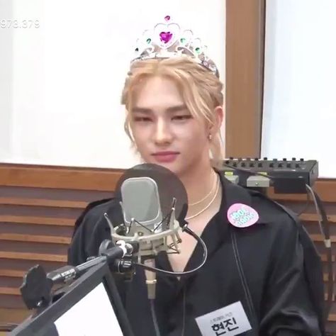 Hyunjin Crown, Hyunjin Pics, Wearing A Crown, Chan Lee, A Princess, Beautiful Smile, Crown, Fan, Twitter