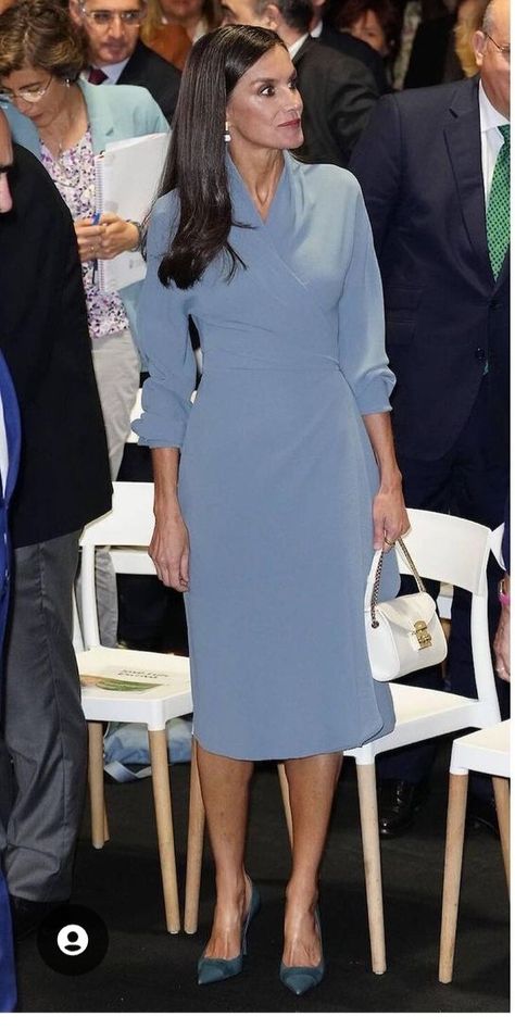 Queen Leticia Gowns, Luxury Classic Blue Midi Dress, Princess Leonor Blue Dress, Chic Royal Blue V-neck Midi Dress, Classic Style Icons, Queen Letizia Pink Dress, Business Attire Women, Dark Dress, Fashion Idol