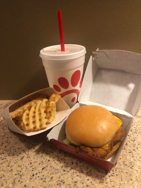 Chick Fa La Chicken Sandwich, Spicy Chicken Sandwich Chick Fil A, Chic Fil A Chicken Sandwich, Usa Food Snacks, Chic Fil A Aesthetic, Chicken Sandwich Chick Fil A, Chick Fil A Aesthetic, Chick Fil A Chicken Sandwich, Chick Fil A Chicken Sandwich Recipe