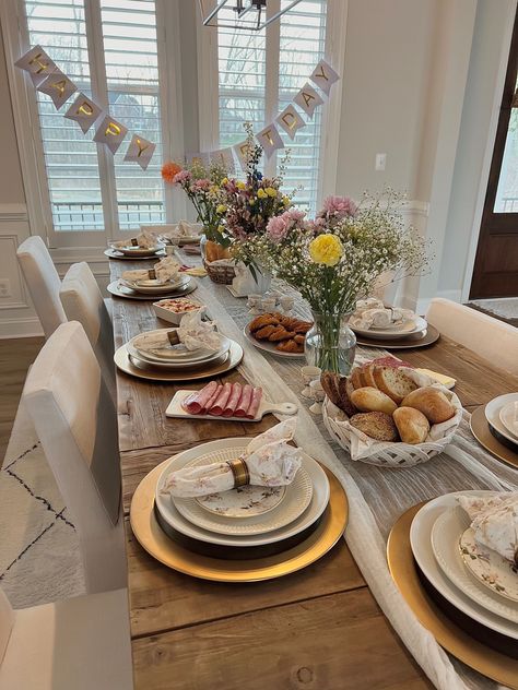 Casual Brunch Table Setting, Picture Perfect Family Aesthetic, Cute Dinner Table Decor, Easter Friends Party, Easter Brunch Set Up, Birthday Lunch Table Setting, Easter Brunch Aesthetic, Lunch Table Aesthetic, Easter Brunch Ideas Table Settings