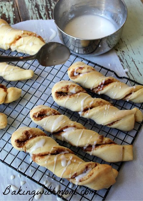 Easy and simple cinnamon twists with brown sugar and cinnamon throughout. Great breakfast recipe! Christmas Flavors, Cinnamon Loaf, Cinnamon Twist, Dream Dessert, Cinnamon Breakfast, Christmas Breakfast Recipe, Cinnamon Twists, Twisted Recipes, Easy Cinnamon