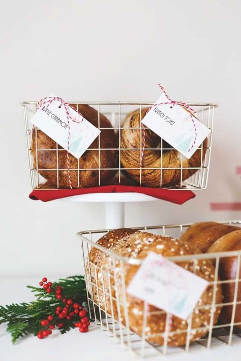 Serve bagels in a wire basket to emulate that fresh bagel shop vibe. See more tips for a bagel bar here. Bagel Bar Ideas, Bagel Bar Brunch, Bagel Basket, Lunch Sandwiches, Bagel Breakfast, Brunch Celebration, Bagel Bar, Breakfast Basket, Ideas For Parties