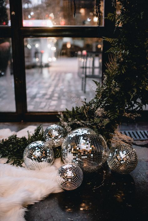 Natal, Winter Holiday Party Decor, Modern Winter Wedding Decor, Metallic Winter Wedding, Winter Backdrop Wedding, Winter Industrial Wedding, Winter Wedding Vintage, Winter Flower Decorations, Winter Wedding Disco Balls