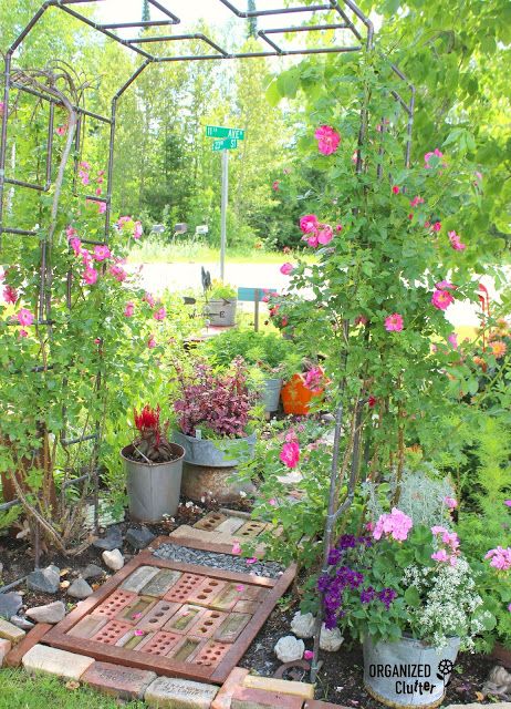 A Junk Garden Path Can Be A Work Of Art | Organized Clutter Country Backyards, Country Backyard, Backyard Flowers Beds, Junk Garden, Earthy Home Decor, Path Design, Backyard Flowers, Garden Junk, Garden Decor Diy