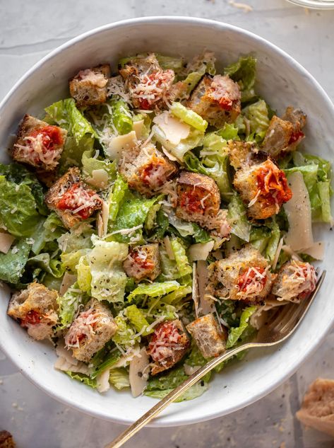 Caesar Salad with Pizza Croutons Pizza Croutons, Salad With Pizza, Pizza And Salad, Salad Pizza, House Salad, Yummy Salad Recipes, Kinds Of Salad, Super Bowl Food, Idee Pasto Sano