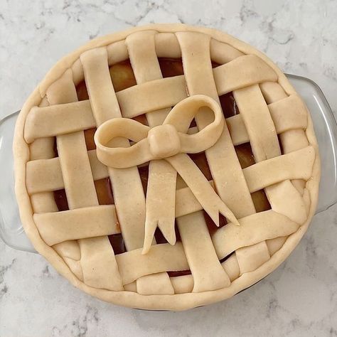 Cute Apple Pie Crust Designs, Cool Pie Designs, Essen, Pretty Pies Tops, Cute Pie Tops, Christmas Apple Pie Design, Thanksgiving Apple Pie Designs, Christmas Pie Designs, Apple Baking Aesthetic