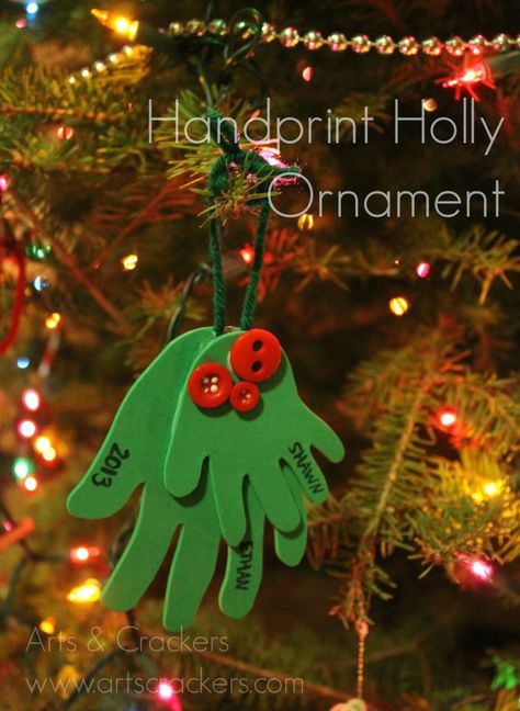 Here is a fun, quick Christmas ornament craft you can do with your kids! Makes a great gift item or handmade ornament to enjoy for years to come! Ornament Homemade, Holly Ornament, Christmas Ornaments Diy Kids, Ornaments Diy Kids, Homemade Christmas Ornaments Diy, Christmas Crafts For Toddlers, Kids Christmas Ornaments, Christmas Crafts For Gifts, Preschool Christmas