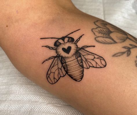 Whimsical Tattoos, Lady Bug Tattoo, Insect Tattoo, Bug Tattoo, Doodle Tattoo, Bee Tattoo, Arte Inspo, Abstract Tattoo, Dope Tattoos