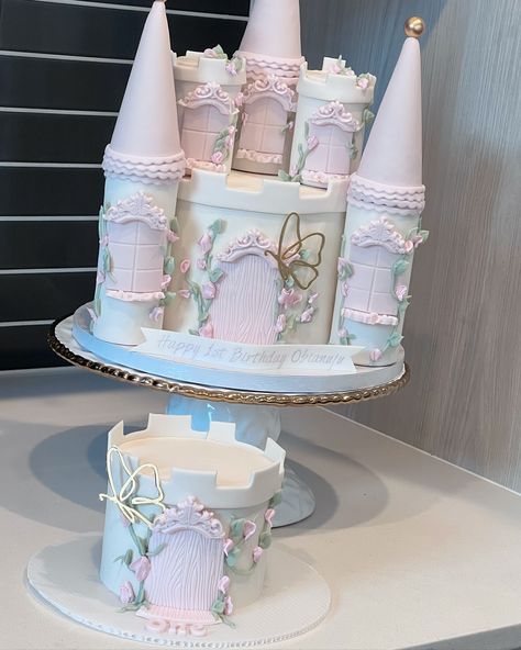 Dreamy Princess Castle Cake This cake turned out so magically beautiful Perfect for that little princess in your life This cake was made to celebrate a little one’s 1st birthday, which of course included a free smash cake! Cake drum • @cakebonofficial Food gel • @colour.mill Smoother • @sweet_escape001 Fondant • @wiltoncakes Everything else! • @heb . . . . . . . #cakedecorating #cakedesign #cakes #cakesofinstagram #cakeart #cakedecorator #cakecakecake #cakestyle #cakelover #cakelo... Castle Smash Cake, Castle Birthday Cakes, Castle Birthday, Princess Castle Cake, Princess Parties, Castle Cake, Princess Castle, Fashion Cakes, Cake Lover