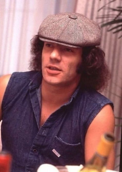 Brian Johnson Acdc, Acdc Guitar, Acdc Angus Young, Acdc Angus, Bon Scott, Brian Johnson, Angus Young, Music Mood, Young Family