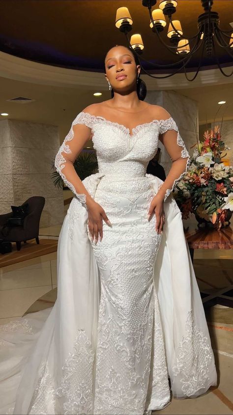 Reception Dresses For The Bride, Bridal White Gowns, Simple And Classy Wedding Dress, Simple Wedding Gowns Elegant, White Lace Wedding Gown, Simple Reception Dress For Bride, White Wedding Dresses Simple, White Wedding Reception Dress, Brides Reception Dress