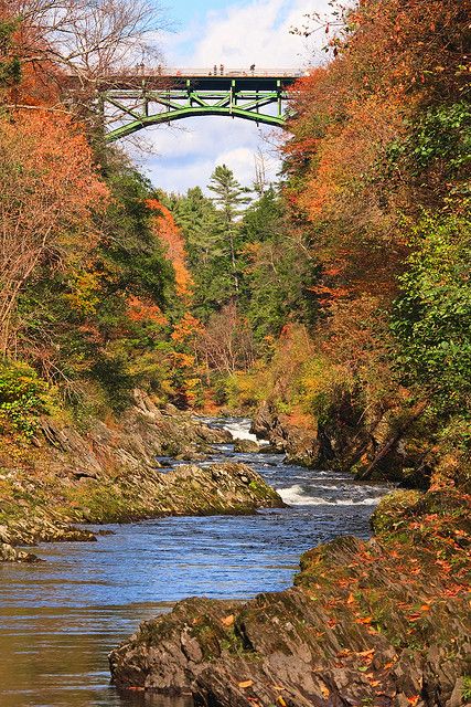 Quechee Gorge Vermont www.discoververmontvacations.com (Been here a few times. Gorgeous place. -A) Quechee Gorge Vermont, Visit Vermont, Vermont Travel, England Autumn, Vermont Usa, Usa Roadtrip, Gorgeous Places, Stowe Vermont, New England States