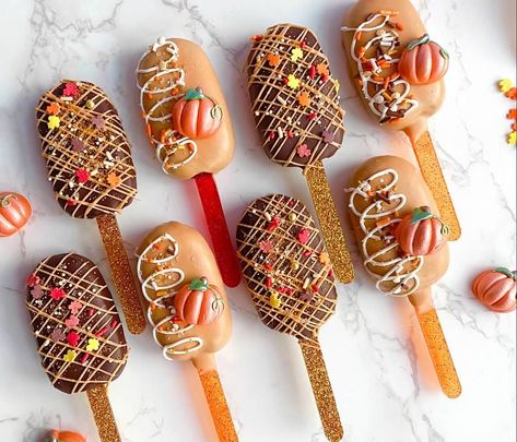 Cake Pops Thanksgiving, Chocolate Cakesicles, Thanksgiving Cake Pops, Fall Cake Pops, Cakesicles Ideas, Thanksgiving Sweets, Thanksgiving Chocolates, Strawberry Cake Pops, Chocolate Covered Desserts