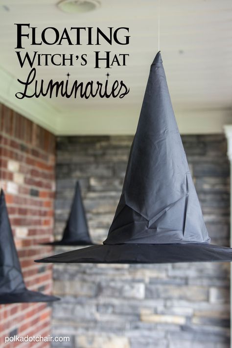 Clever decorating idea for a porch for Halloween, floating Witch's hat luminaries, they even light up at night! Porche Halloween, Diy Halloween Dekoration, Dollar Store Halloween Decorations, Witches Hats, Halloween Fest, Halloween Witch Decorations, Halloween House Party, Dollar Store Halloween, Adornos Halloween