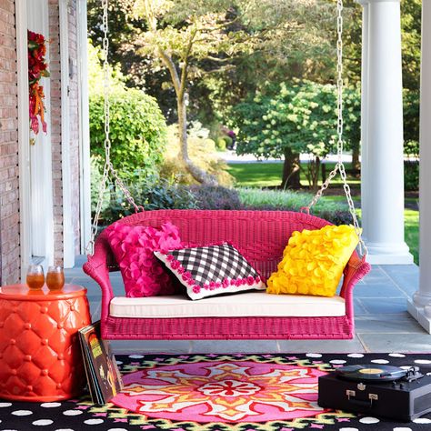 Eye For Design: Decorate With Colorful Wicker Furniture Colorful Patio Furniture, Wicker Furniture Makeover, Wicker Table And Chairs, Painting Wicker Furniture, Patio Furniture Makeover, Old Wicker, Patio Remodel, Colorful Patio, Painted Wicker