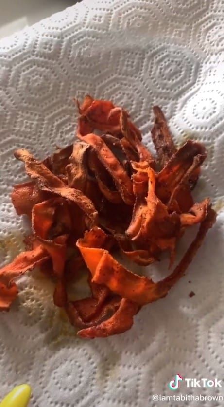 Carrot Bacon Recipe, Bacon Substitute, Maple Bacon Recipes, Carrot Bacon, Food Tiktok, Tabitha Brown, Meat Replacement, Vegan Meat, Vegan Recipes Videos