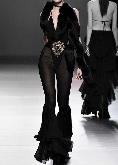 Runway Fashion Couture, Runway Outfits, Black Clothes, Looks Chic, Dark Fashion, Black Outfit, Look Cool, Couture Fashion, Gq