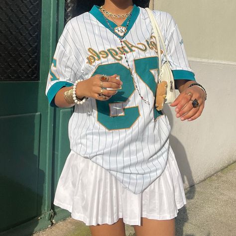 💚 #fashion #explore #fashioninspo #outfitinspo Fashion. Pinterest outfit. Content tips. Fashion reels. New fashion. Baseball Jersey Outfit Women, Baseball Shirt Outfit, Baseball Jersey Outfit, Summer Graphic Tee, Streetwear Fits, Jersey Outfit, Pinterest Outfits, Clothes Crafts, Fashion Outfit