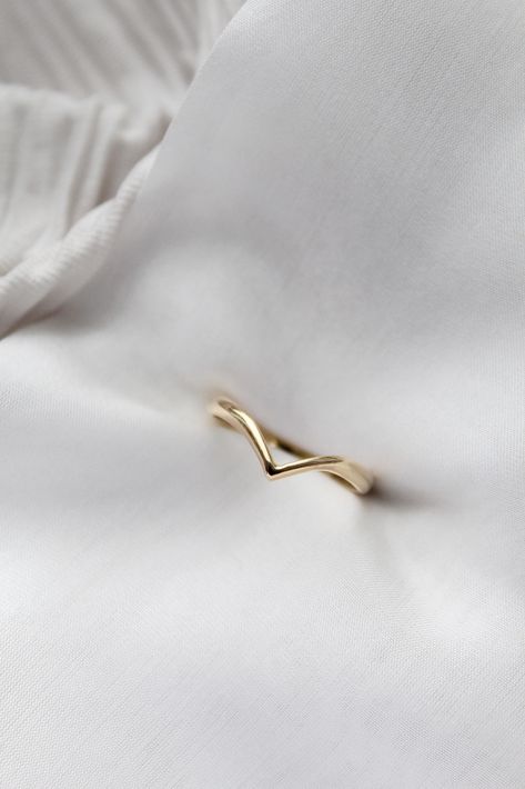 Wishbone Ring Wedding, Gold Wishbone Ring, Pmj Jewellery, Wishbone Wedding Band, Wishbone Rings, Organic Wedding Ring, Rings 2023, Sleek Jewelry, Ring For Boyfriend