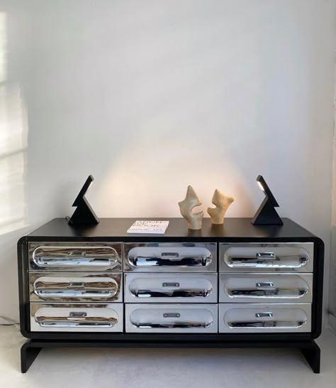 Metallic Dresser, Dresser Aesthetic, Chrome Decor, Dresser Vintage, Mid Century Interior Design, Mid Century Interior, Interiors Dream, Minimalist Room, Silver Chrome