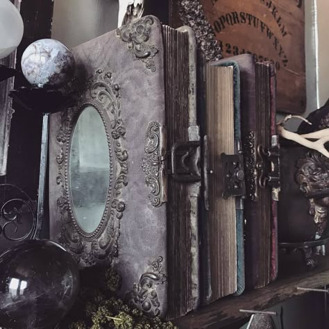 Romantic Witch Aesthetic, Dark Witch Aesthetic Bedroom, Victorian Witch Aesthetic, Witch Aesthetic Bedroom, Faerie Goth, Dark Witch Aesthetic, Wiccan Aesthetic, Witchcore Aesthetic, Fae Aesthetic