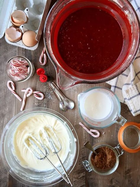 Red velvet cake requires a lot of red food coloring, and if that doesn't sit well with you there are natural alternatives. Pure beet juice Beet powder Pure pomegranate juice Dried hibiscus flowers steeped in hot water, strained Cranberries boiled with enough water to cover, strained Red Velvet Icing, Natural Red Food Coloring, Red Velvet Bundt Cake, Red Food Dye, Red Velvet Recipes, Red Cake, Natural Food Coloring, Food Dye, Red Food Coloring